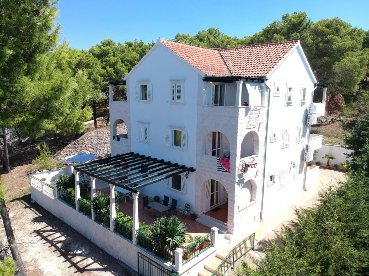 Apartments Villa La Riva - Seafront Accommodation Сутиван Экстерьер фото