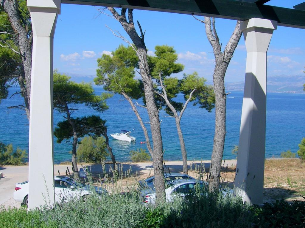 Apartments Villa La Riva - Seafront Accommodation Сутиван Экстерьер фото