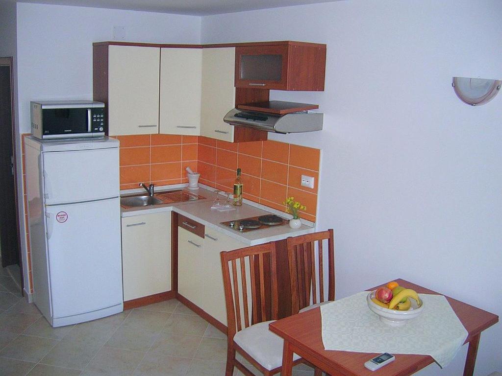 Apartments Villa La Riva - Seafront Accommodation Сутиван Экстерьер фото