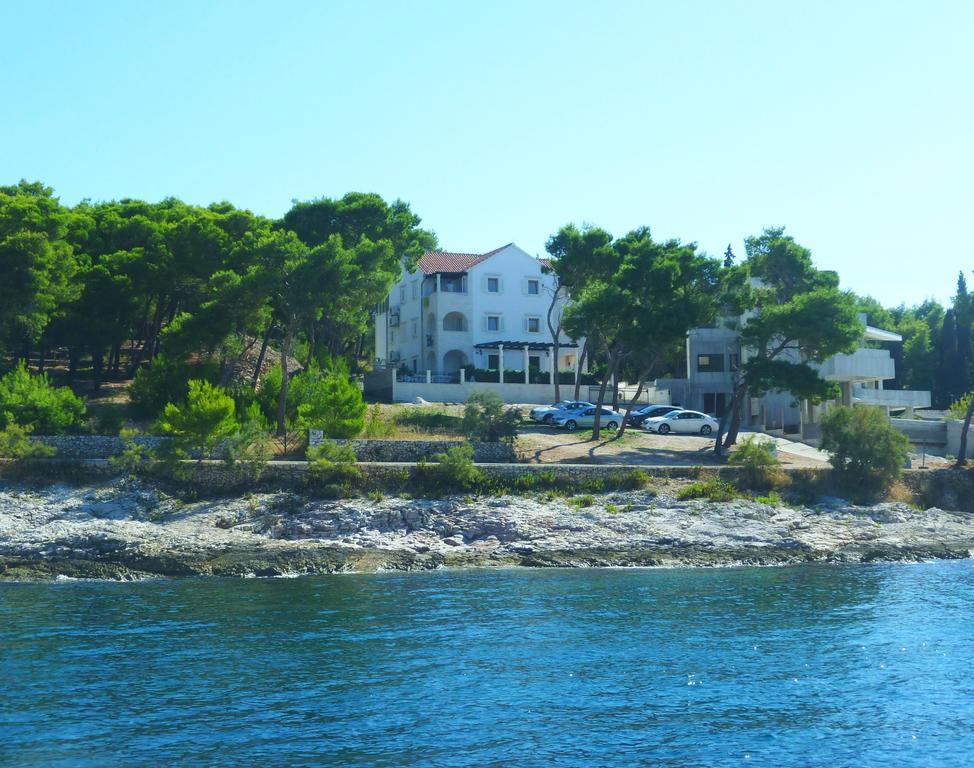 Apartments Villa La Riva - Seafront Accommodation Сутиван Экстерьер фото