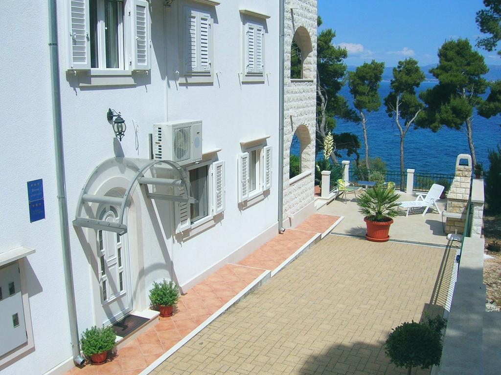 Apartments Villa La Riva - Seafront Accommodation Сутиван Экстерьер фото