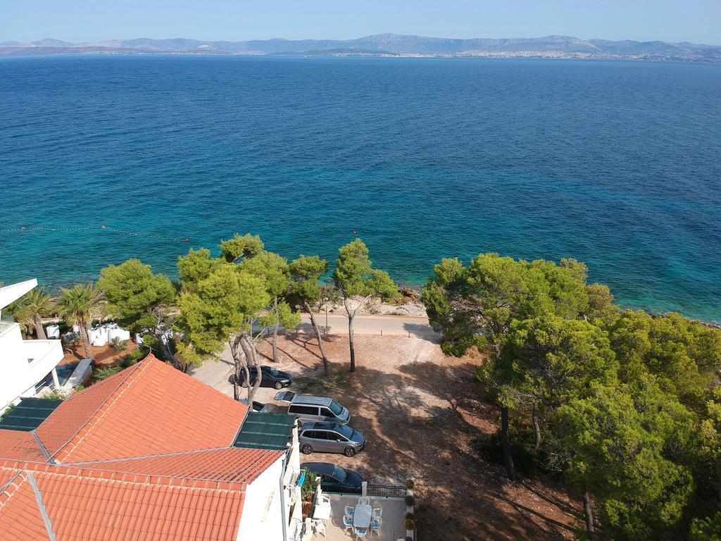 Apartments Villa La Riva - Seafront Accommodation Сутиван Экстерьер фото