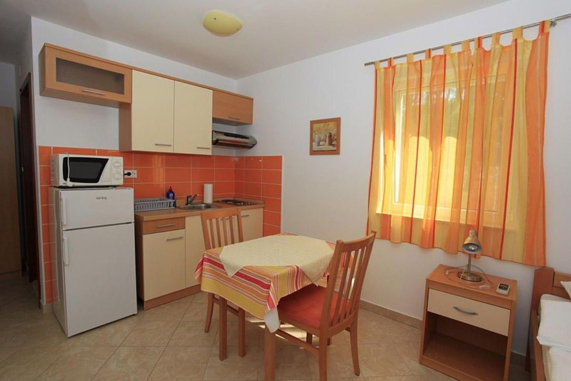 Apartments Villa La Riva - Seafront Accommodation Сутиван Экстерьер фото
