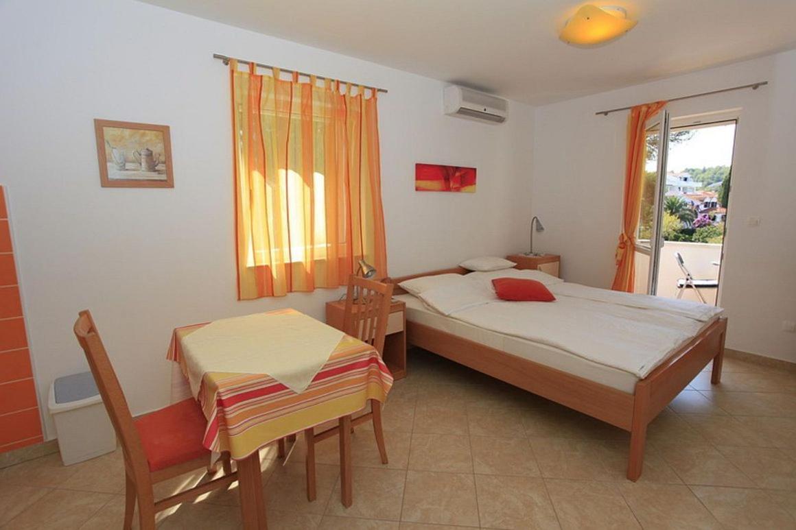Apartments Villa La Riva - Seafront Accommodation Сутиван Экстерьер фото